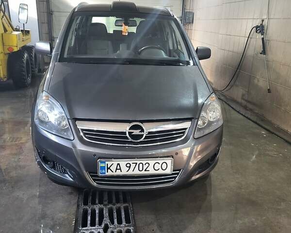 Серый Опель Зафира, объемом двигателя 1.69 л и пробегом 235 тыс. км за 7600 $, фото 1 на Automoto.ua