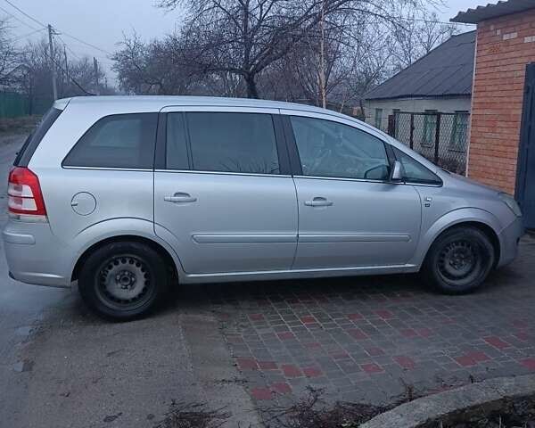 Серый Опель Зафира, объемом двигателя 1.6 л и пробегом 200 тыс. км за 7000 $, фото 1 на Automoto.ua