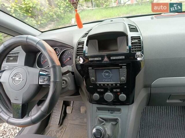 Серый Опель Зафира, объемом двигателя 1.7 л и пробегом 219 тыс. км за 7300 $, фото 1 на Automoto.ua