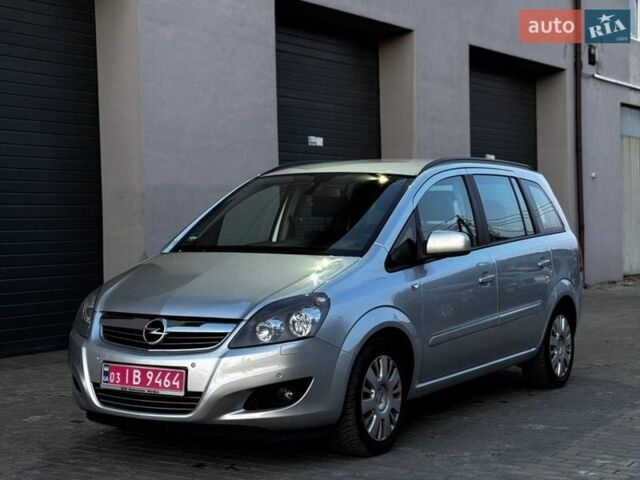Серый Опель Зафира, объемом двигателя 1.8 л и пробегом 196 тыс. км за 6999 $, фото 1 на Automoto.ua