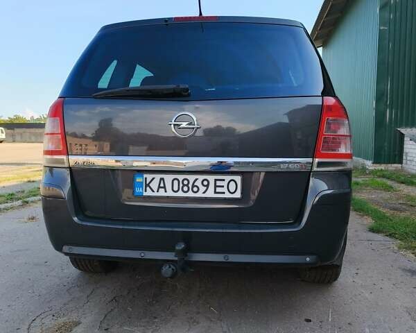 Серый Опель Зафира, объемом двигателя 1.69 л и пробегом 249 тыс. км за 7100 $, фото 1 на Automoto.ua