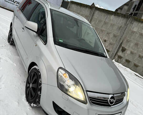 Серый Опель Зафира, объемом двигателя 1.8 л и пробегом 207 тыс. км за 7550 $, фото 1 на Automoto.ua