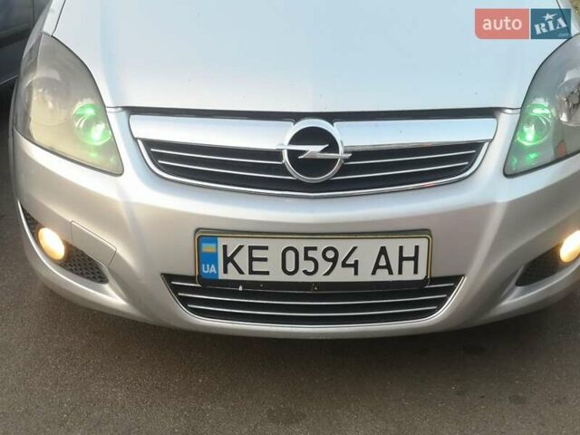 Серый Опель Зафира, объемом двигателя 1.7 л и пробегом 260 тыс. км за 7600 $, фото 1 на Automoto.ua