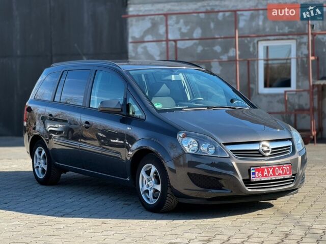 Серый Опель Зафира, объемом двигателя 1.6 л и пробегом 208 тыс. км за 6850 $, фото 1 на Automoto.ua