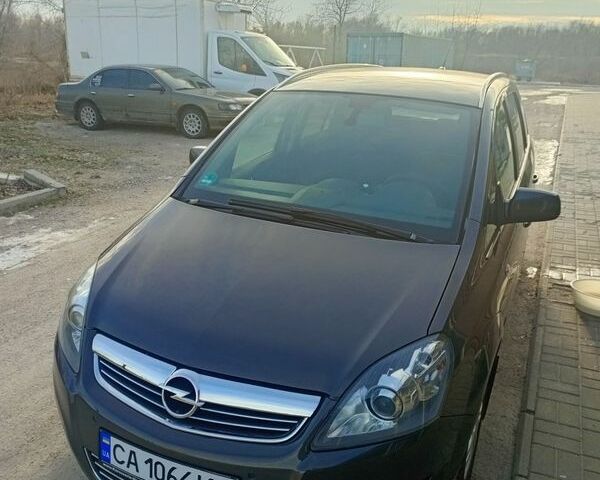 Серый Опель Зафира, объемом двигателя 1.7 л и пробегом 300 тыс. км за 8500 $, фото 1 на Automoto.ua