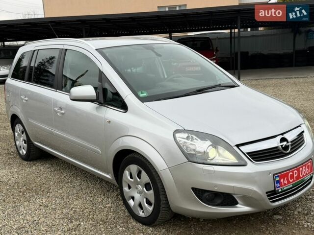 Серый Опель Зафира, объемом двигателя 1.7 л и пробегом 207 тыс. км за 8250 $, фото 1 на Automoto.ua