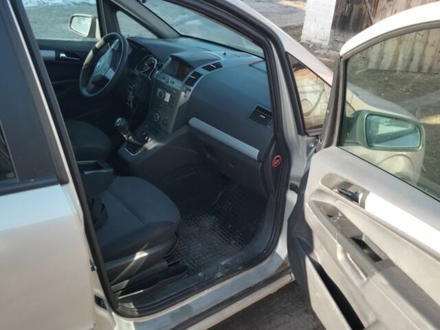 Серый Опель Зафира, объемом двигателя 1.9 л и пробегом 408 тыс. км за 2900 $, фото 1 на Automoto.ua