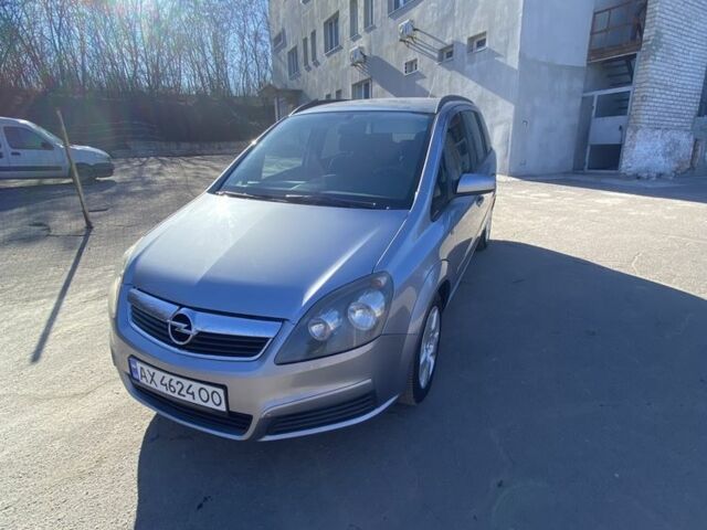 Серый Опель Зафира, объемом двигателя 1.9 л и пробегом 200 тыс. км за 3500 $, фото 1 на Automoto.ua