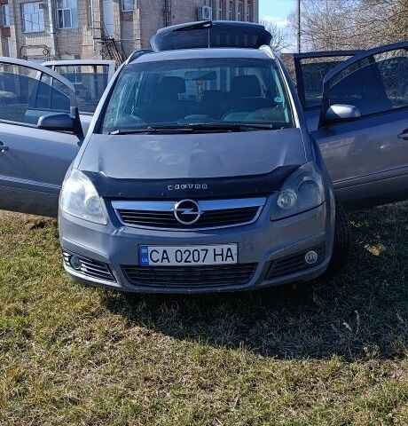 Серый Опель Зафира, объемом двигателя 1.9 л и пробегом 750 тыс. км за 5000 $, фото 1 на Automoto.ua