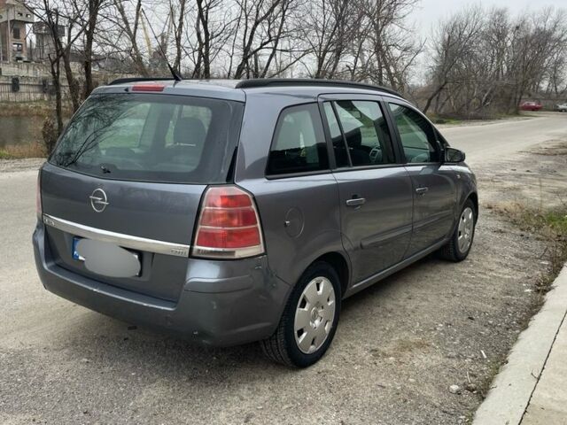 Серый Опель Зафира, объемом двигателя 1.9 л и пробегом 320 тыс. км за 2599 $, фото 1 на Automoto.ua