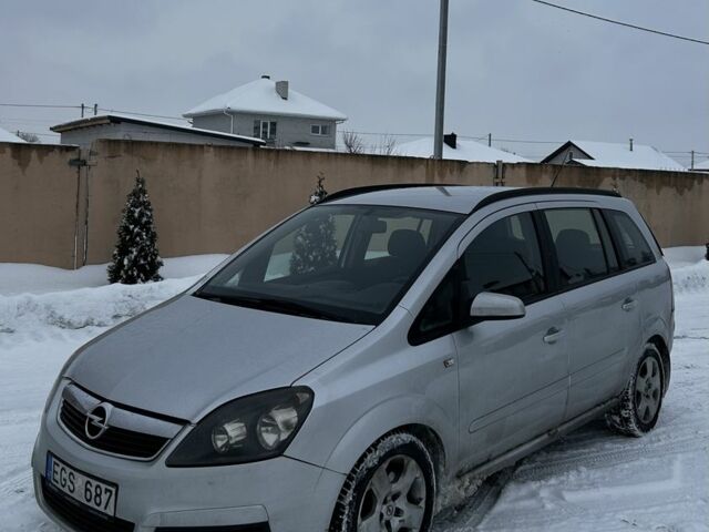 Серый Опель Зафира, объемом двигателя 1.9 л и пробегом 300 тыс. км за 1499 $, фото 1 на Automoto.ua