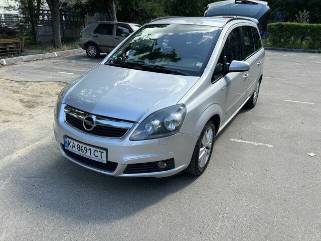 Серый Опель Зафира, объемом двигателя 1.8 л и пробегом 254 тыс. км за 5200 $, фото 1 на Automoto.ua