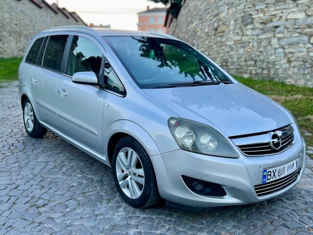 Серый Опель Зафира, объемом двигателя 1.7 л и пробегом 295 тыс. км за 6100 $, фото 1 на Automoto.ua