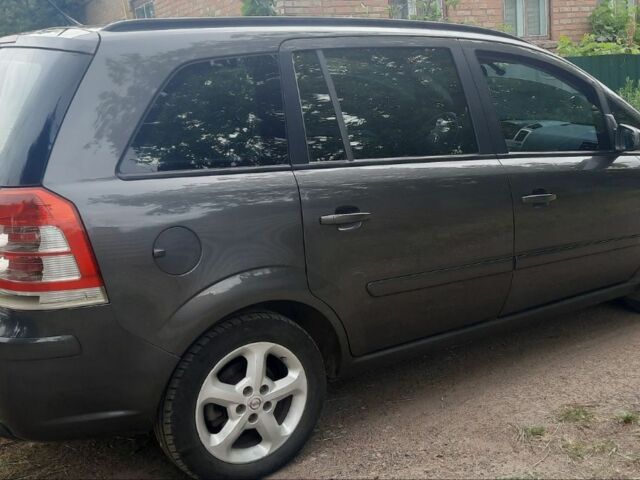 Серый Опель Зафира, объемом двигателя 1.7 л и пробегом 190 тыс. км за 5700 $, фото 1 на Automoto.ua