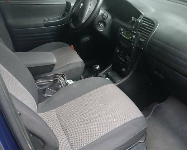 Синий Опель Зафира, объемом двигателя 1.6 л и пробегом 310 тыс. км за 4000 $, фото 1 на Automoto.ua