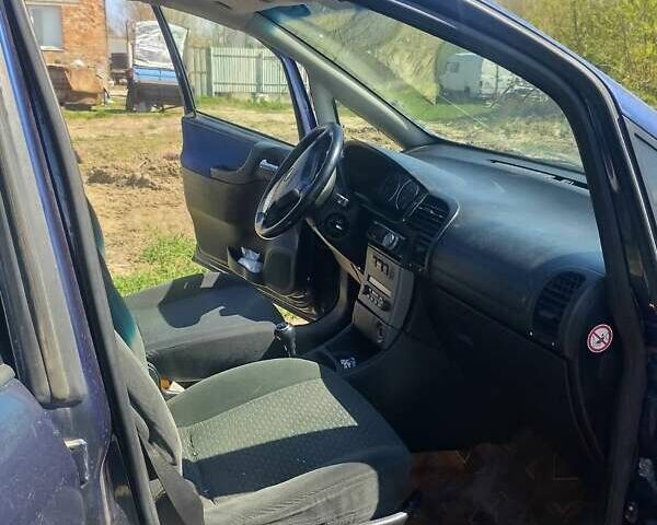 Синий Опель Зафира, объемом двигателя 1.8 л и пробегом 190 тыс. км за 2000 $, фото 1 на Automoto.ua