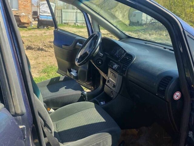 Синий Опель Зафира, объемом двигателя 1.8 л и пробегом 190 тыс. км за 2000 $, фото 1 на Automoto.ua