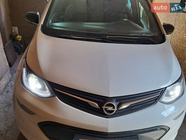 Белый Опель Ampera-e, объемом двигателя 0 л и пробегом 120 тыс. км за 15500 $, фото 1 на Automoto.ua