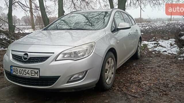 Сірий Опель Astra Sports Tourer, об'ємом двигуна 1.7 л та пробігом 200 тис. км за 8200 $, фото 1 на Automoto.ua