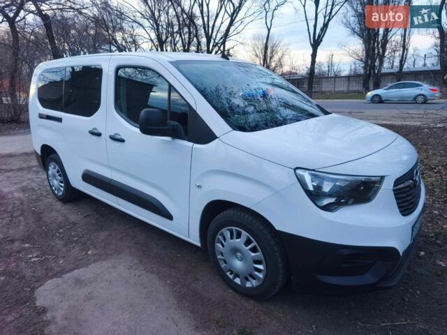 Белый Опель Combo Life, объемом двигателя 1.56 л и пробегом 122 тыс. км за 18000 $, фото 1 на Automoto.ua
