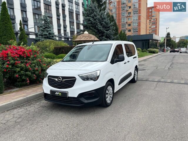 Белый Опель Combo Life, объемом двигателя 1.5 л и пробегом 98 тыс. км за 15999 $, фото 1 на Automoto.ua