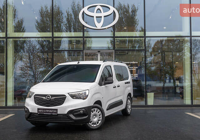Белый Опель Combo Life, объемом двигателя 1.5 л и пробегом 112 тыс. км за 19020 $, фото 1 на Automoto.ua