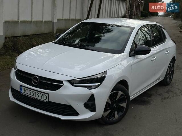 Белый Опель Corsa-e, объемом двигателя 0 л и пробегом 28 тыс. км за 15615 $, фото 1 на Automoto.ua