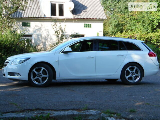 Белый Опель Insignia Sports Tourer, объемом двигателя 2 л и пробегом 230 тыс. км за 8800 $, фото 1 на Automoto.ua