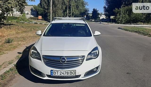 Белый Опель Insignia Sports Tourer, объемом двигателя 2 л и пробегом 320 тыс. км за 7999 $, фото 1 на Automoto.ua