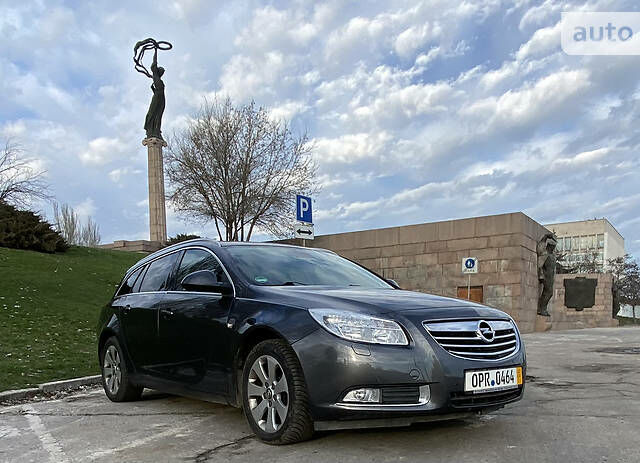 Сірий Опель Insignia Sports Tourer, об'ємом двигуна 2 л та пробігом 186 тис. км за 9600 $, фото 1 на Automoto.ua