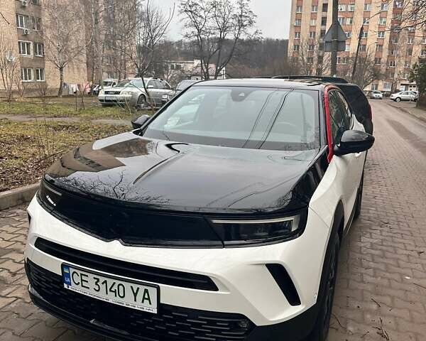 Белый Опель Mokka-e, объемом двигателя 0 л и пробегом 13 тыс. км за 14963 $, фото 1 на Automoto.ua