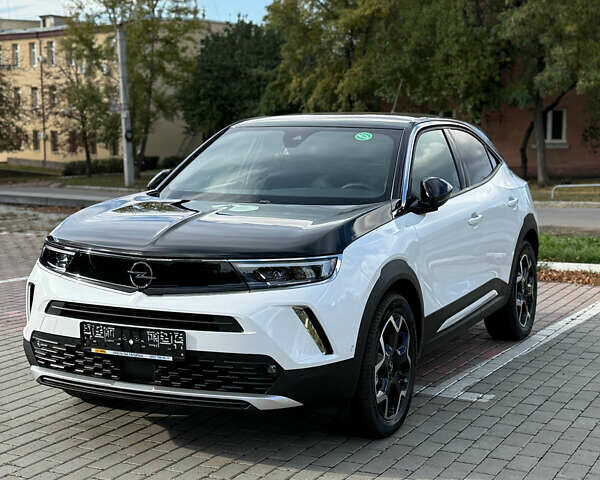 Білий Опель Mokka-e, об'ємом двигуна 0 л та пробігом 1 тис. км за 27315 $, фото 1 на Automoto.ua