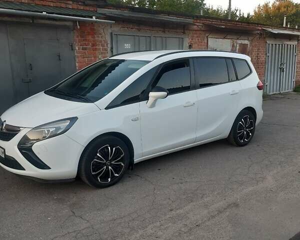 Белый Опель Zafira Tourer, объемом двигателя 1.6 л и пробегом 174 тыс. км за 11000 $, фото 1 на Automoto.ua