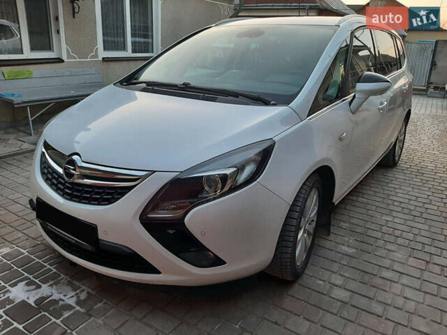 Белый Опель Zafira Tourer, объемом двигателя 1.6 л и пробегом 221 тыс. км за 10500 $, фото 1 на Automoto.ua