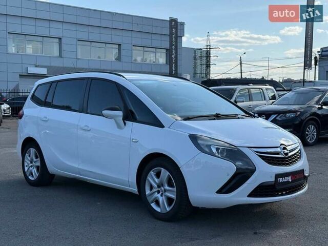 Белый Опель Zafira Tourer, объемом двигателя 1.96 л и пробегом 275 тыс. км за 8190 $, фото 1 на Automoto.ua