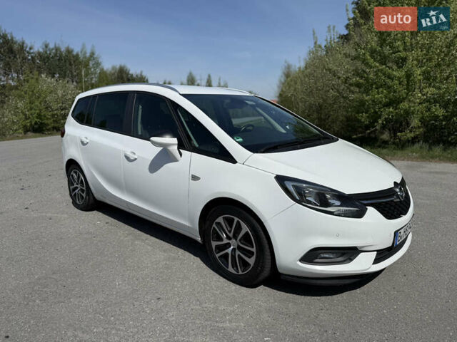 Белый Опель Zafira Tourer, объемом двигателя 2 л и пробегом 229 тыс. км за 13300 $, фото 1 на Automoto.ua