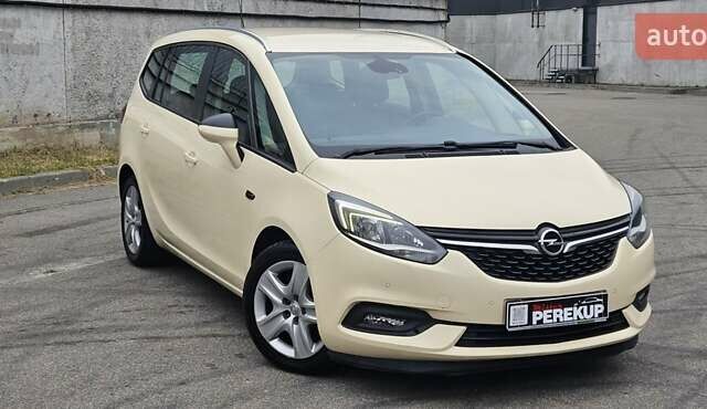 Бежевый Опель Zafira Tourer, объемом двигателя 2 л и пробегом 280 тыс. км за 12500 $, фото 1 на Automoto.ua