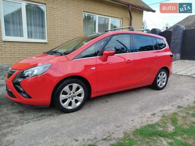 Красный Опель Zafira Tourer, объемом двигателя 1.6 л и пробегом 205 тыс. км за 11500 $, фото 1 на Automoto.ua