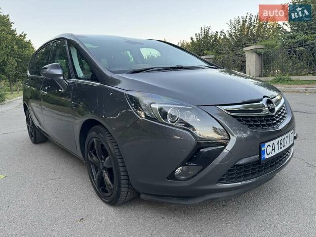 Серый Опель Zafira Tourer, объемом двигателя 2 л и пробегом 198 тыс. км за 10300 $, фото 1 на Automoto.ua