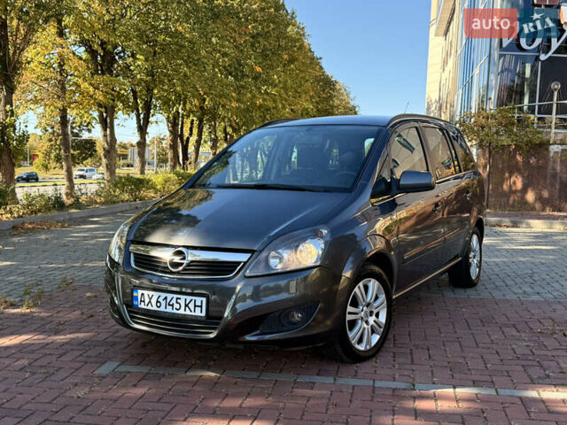 Серый Опель Zafira Tourer, объемом двигателя 1.6 л и пробегом 158 тыс. км за 5800 $, фото 1 на Automoto.ua