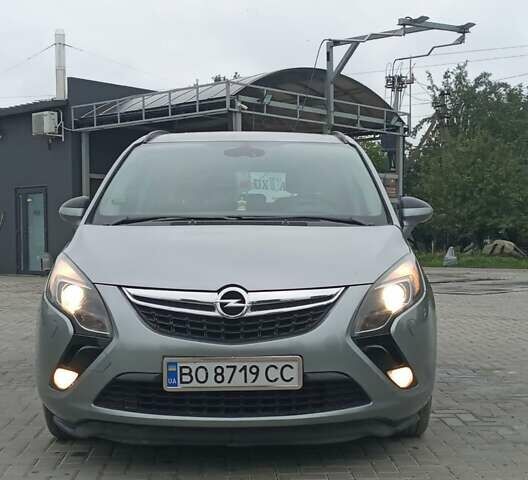 Серый Опель Zafira Tourer, объемом двигателя 1.96 л и пробегом 217 тыс. км за 8300 $, фото 1 на Automoto.ua