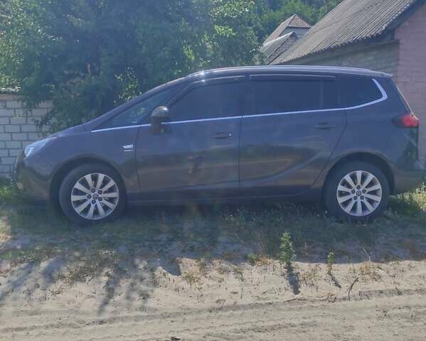 Серый Опель Zafira Tourer, объемом двигателя 1.6 л и пробегом 245 тыс. км за 10700 $, фото 1 на Automoto.ua