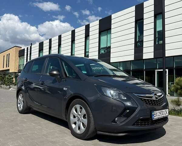 Серый Опель Zafira Tourer, объемом двигателя 1.96 л и пробегом 280 тыс. км за 10900 $, фото 1 на Automoto.ua
