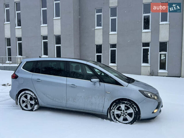 Серый Опель Zafira Tourer, объемом двигателя 1.6 л и пробегом 207 тыс. км за 9400 $, фото 1 на Automoto.ua