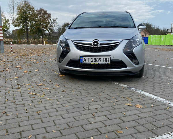 Серый Опель Zafira Tourer, объемом двигателя 1.6 л и пробегом 210 тыс. км за 12199 $, фото 1 на Automoto.ua