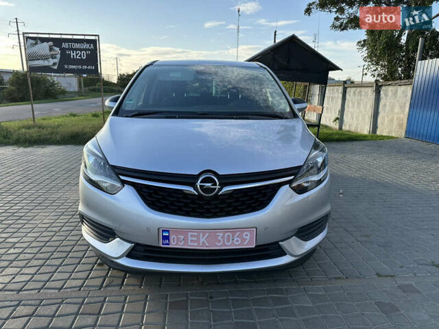 Серый Опель Zafira Tourer, объемом двигателя 1.6 л и пробегом 217 тыс. км за 11700 $, фото 1 на Automoto.ua