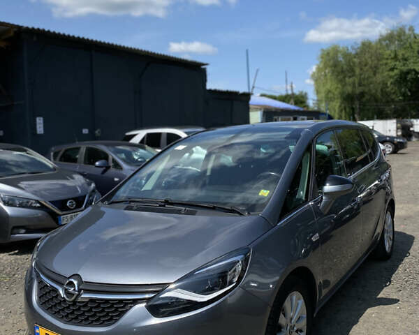 Серый Опель Zafira Tourer, объемом двигателя 1.6 л и пробегом 196 тыс. км за 13500 $, фото 1 на Automoto.ua