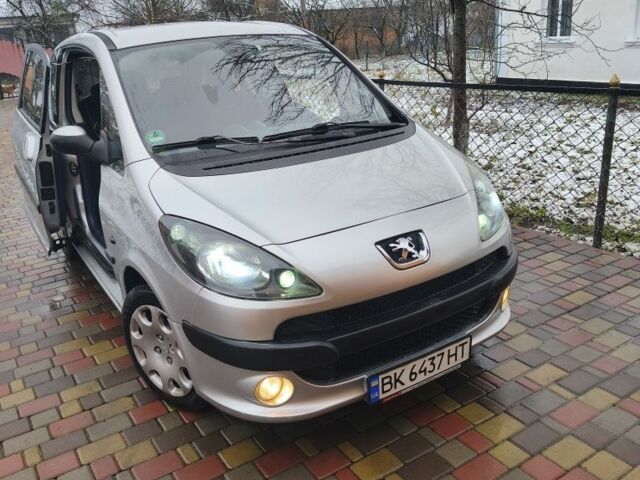Серый Пежо 1007, объемом двигателя 1.6 л и пробегом 140 тыс. км за 4700 $, фото 1 на Automoto.ua