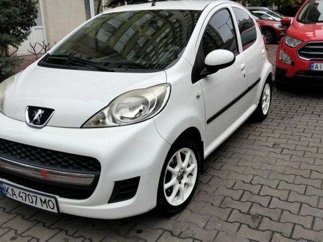 Белый Пежо 107, объемом двигателя 1 л и пробегом 174 тыс. км за 4800 $, фото 1 на Automoto.ua
