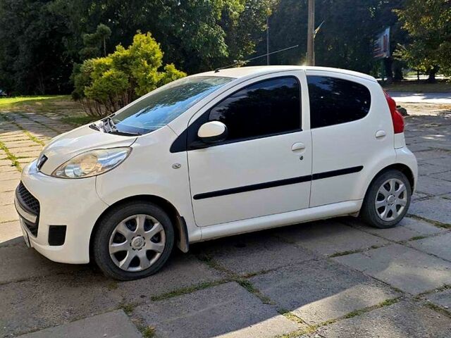 Белый Пежо 107, объемом двигателя 1 л и пробегом 234 тыс. км за 4000 $, фото 1 на Automoto.ua